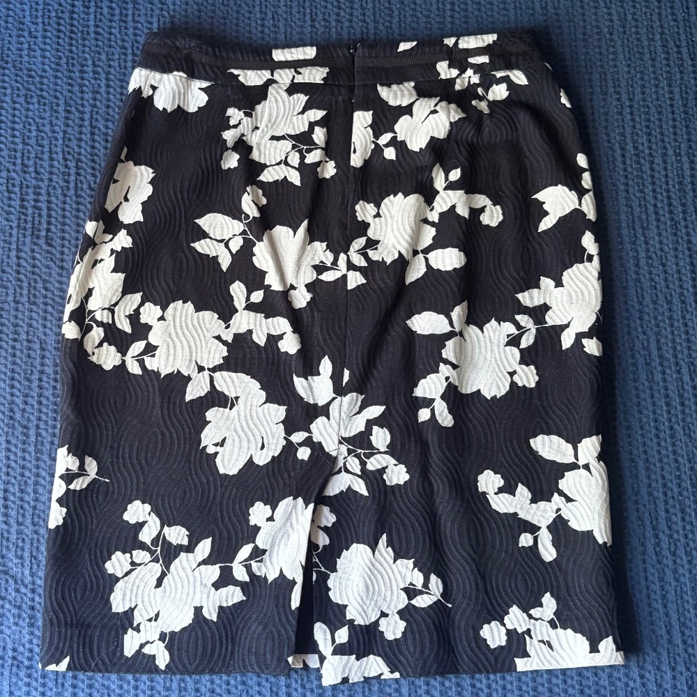 Talbots Size 6 Navy Blue and White Floral Pencil Skirt - Picture 2 of 4
